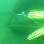 das Segeboot entlang der Straße