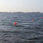 mit Bojen markieren den ehemaligen Verlauf der Br&uuml;cke