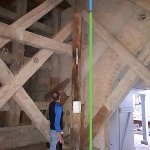 Ausstellung des aus knapp 17 m Tiefe geborgenen Pfahles in der Fergitzer Kirche - farbliche Hervorhebung des sich ehemals im Boden befindlichen Teils (rund 4 m) bzw. des geringen Teils, der aus dem Seeboden ragte. - Somit war der Pfahl urspr&uuml;nglich vermutlich mindestens 22 m lang (4 + 17 + 1 m &uuml;ber Wasser).