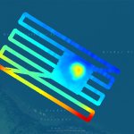 Das Gel&auml;nde um den &bdquo;H&uuml;gel&rdquo; herum wurde mit einem groben Messraster vermessen. Der Linienabstand betr&auml;gt dort 25 m. Das gro&szlig;e Messraster erkl&auml;rt den Bezug des Messobjektes zum Gesamtgel&auml;nde. Im Bereich des &bdquo;H&uuml;gels&rdquo; wurde ein Messraster mit 5 m Linienabstand gew&auml;hlt. In der zweidimensionalen Darstellung ist die Formation nun gut erkennbar. Diese erhebt sich aus 8 m bis 9 m Tiefe und hat an seinem Fu&szlig;punkt einen Durchmesser von ann&auml;hernd 50 m. Sein h&ouml;chster Punkt liegt 4,5 m unter der Wasseroberfl&auml;che.