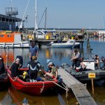 die Boote werden im Hafen von Glowe beladen