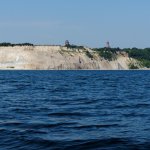 Kap Arkona, v. l. n. r.: erkennbar sind die abgebrochenen Reste der Jaromarsburg samt Wall (9. bis 12. Jh.), der ehemalige Marinepeilturm von 1927 (etwa 23 m hoch) und der aktive Leuchtturm (35 m hoch) aus dem Jahr 1901/02