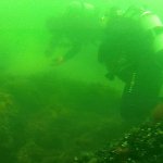 das Wrack der kleinen dänischen Fregatte „Mynden“ wird sichtbar (gesunken am 18. November 1718) - Eckbert zeigt die Lage mehrerer eisener Hohlkugeln (40-50 cm Durchmesser), sie dienten warscheinlich als Ballast und waren vermutlich mit Sand gefüllt, außerdem zwei Vollkugeln und ein Schildzapfen