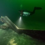 Erhaltenes Ruder am Dornbuschwrack. Ein Taucher zum Gr&ouml;&szlig;envergleich, Foto mit Genehmigung durch Dr. Florian Huber